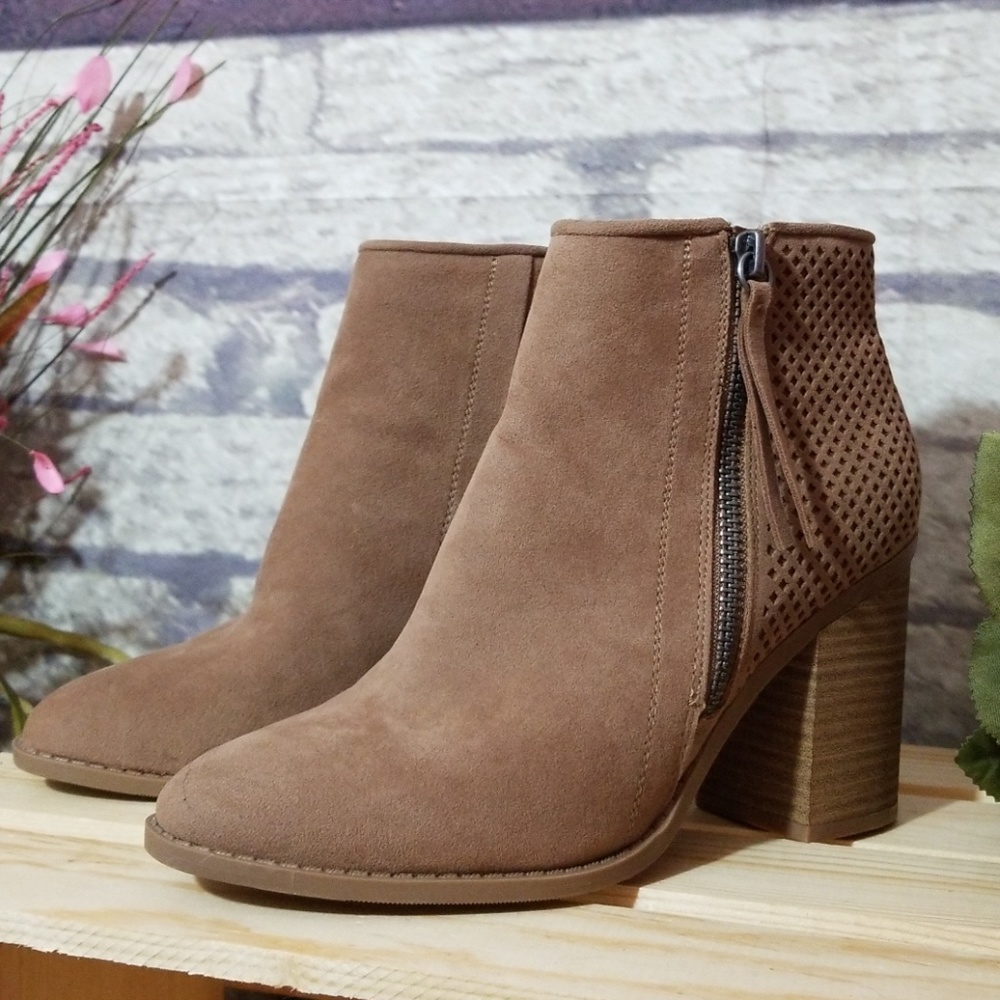 Universal Thread heeled ankle boots with zippers